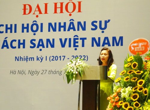 Chủ tịch Hiệp hội Khách sạn Việt Nam Đỗ Thị Hồng Xoan phát biểu tại Đại hội